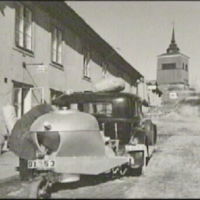SLM A30-349 - Droskstation med gengasbil nedanför klockstapeln, torget i Nyköping 1941