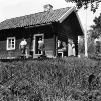 SLM P07-2516 - Familjen Brolin vid sommartorpet, ett soldattorp på Selaön, under Lundby