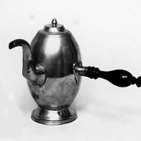 SLM 11314 - Kaffekanna av tenn med träskaft, från Stigtomta