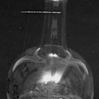 SLM 4588 - Medicinflaska av ofärgat glas.