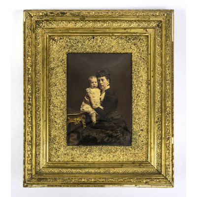 SLM 39488 - Inramat foto, Ingeborg Åkerhielm med sonen Jan Carl, 1883