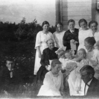 SLM P07-1140 - Familjen Ahlstrand med barn vid Staf i Floda socken, tidigt 1900-tal