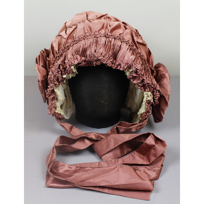 SLM 11392 4 - Hatt av rosa siden, prydd med plisserade band och rosetter, 1800-talets slut