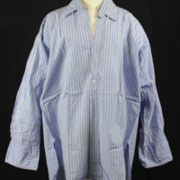 SLM 26981 - Skjorta av blå -och vitrandig bomull och med lös krage märkt 