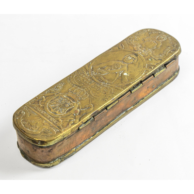 SLM 51190 - Snusdosa av mässing och koppar, kungaporträtt och textband, 1700-talets mitt
