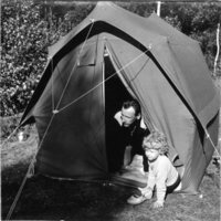 SLM P2014-894 - Sigurd och Gudrun vid tältet, från campingsemester i Helgö 1957
