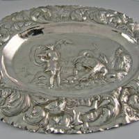 SLM 8610 - Presenterfat i silver med ciselerad och driven dekor, tillverkad 1690 av Henning Petri, silversmed i Nyköping