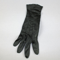 SLM 22102 - En handske av svart silkestrikå