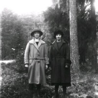 SLM X1845-78 - Porträtt på två kvinnor i skogen