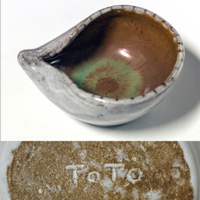 SLM 11465 - Liten keramikskål med hällpip, signerad 