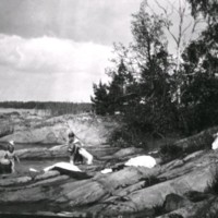 SLM M027869 - Badande människor i Oxelösunds skärgård, tidigt 1900-tal