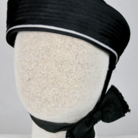 SLM 36043 2 - Hatt tillhörande högtidsdräkt, ålderdomshemsföreståndarinna, 1950