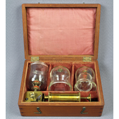 SLM 653 - Koppningsinstrument i skrin, snäppare och koppglas, daterat 1858