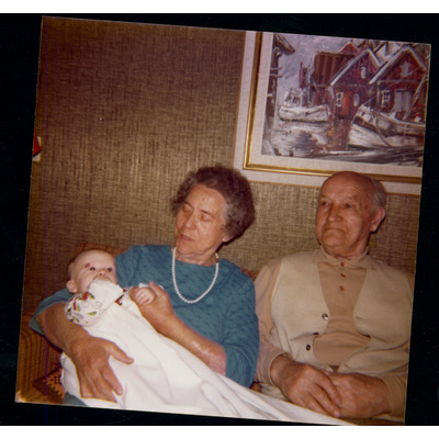 SLM P2022-0704 - Sigfrid och Ellen Asplund med barnbarnet Mattias