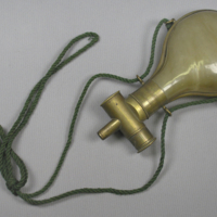 SLM 596 - Kruthorn av horn med beslag av mässing