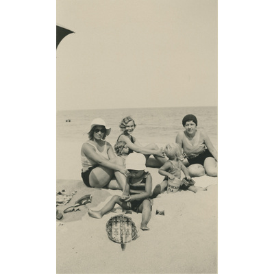 SLM P2022-1086 - Gertrud Höglund med vänner och barn på en strand