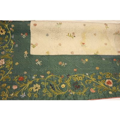 SLM 10054 - Täcke av siden med blomsterbroderier i silke, 1700-tal