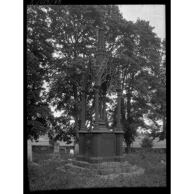 SLM X1019-80 - Gravmonument på Sorunda kyrkogård