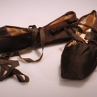 SLM 10416 - Mörkbruna sidenskor utan klack, identiska sulor, 1800-talets förra del