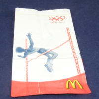 SLM 33760 3-4 - Påse av papper, motiv med olympiska ringar och höjdhoppare, McDonald's 2005