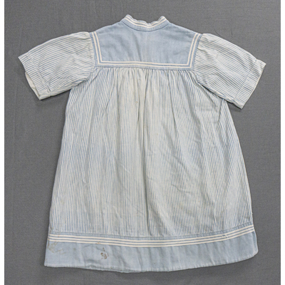 SLM 52465 - Kolt/klänning av randigt tyg, blåvitt, med påsydda vita band