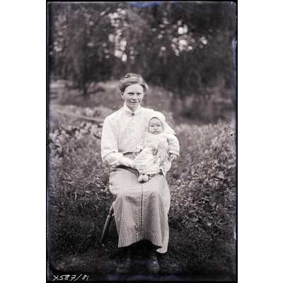SLM X587-81 - Porträtt - Anna Nilsson med barn