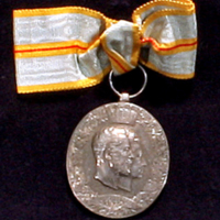 SLM 12452 7 - Medalj av silver, slagen till minne av silverbröllopet mellan Gustaf och Viktoria 1908