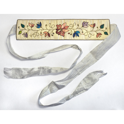 SLM 37887 - Strumpeband av broderat vitt ripssiden med vita sidenband, 1800-talets första hälft