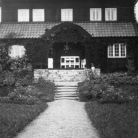 SLM P05-475 - Fasaden vid Djursholm, Ösby, 1920-tal
