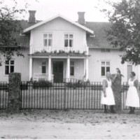 SLM M027534 - Vevelstad gård i Husby-Oppunda, Lilly Sandström och Märta Andersson, husa respektive kokerska på 1920-talet