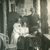 SLM P12-558 - Emelie, Grete Stötting och Gösta (Bernhard Österman) på Karerseehotellets veranda 1905