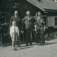SLM P11-5933 - Familjen Bökman. Skalunda i Lidköping 1937