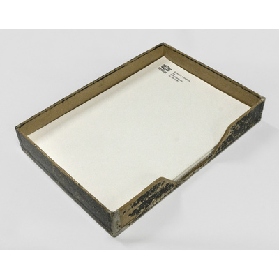 SLM 58591 - Pappershållare med brevpapper från Sundby sjukhus, Strängnäs