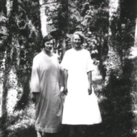 SLM X1786-78 - Två kvinnor i skog, 1920-tal