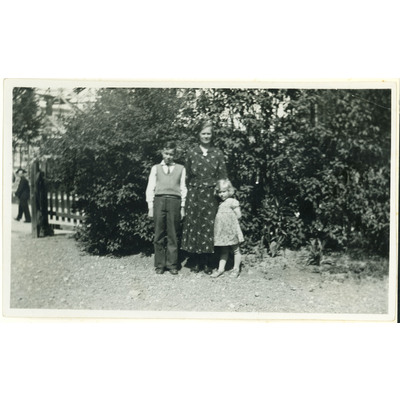 SLM P2018-0259 - Gulli med sin mamma och storebror, 1938-1939