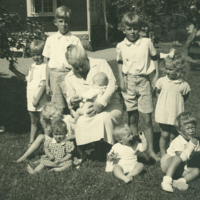 SLM P11-5813 - Hildegard Indebetou med barnbarn på Mörkhulta sommaren 1944