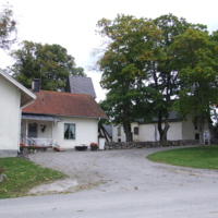 SLM D10-362 - Bärbo kyrka, kyrkmiljön nordväst om kyrkan