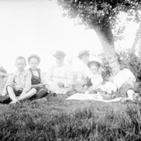 SLM X10-296 - Personer vid picknick, 1900-tal