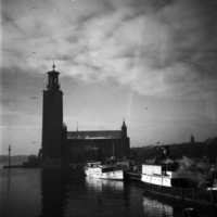 SLM R92-368-9 - Stockholms stadshus med ångbåtar i förgrunden