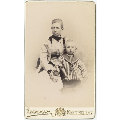 SLM P2019-0020 - Gunhild Lennmalm (1860-1946) och sonen Birger (1887-1973)