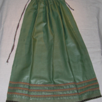 SLM 6337 - Förkläde av grön rask med broderier och dekorationsrand, Västra Vingåker