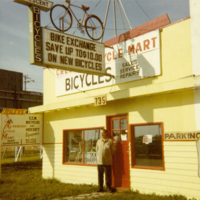 SLM P2014-933 - Gösta Rotefalk står framför sin cykelaffär i Winnipeg Canada, på 1960-talet