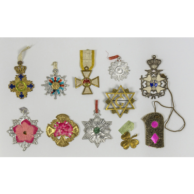 SLM 38731 1-9 - Leksaker av papper och metall, ordenstecken och medaljer
