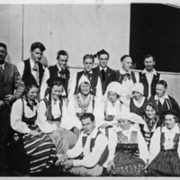 SLM P08-464 - Gruppfoto av folkdansare på invigningsfesten i Philadelphia på 1930-talet