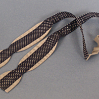 SLM 31767 - Blå fluga med silverkant, från sybehörsaffären Leck´s Textil i Gnesta