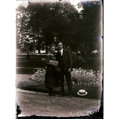 SLM X1798-78 - En man och en kvinna står i en park