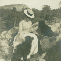 SLM P09-1950 - Kronprinsessan Victoria med sina pudlar Tom och Pussy, Capri omkring 1903