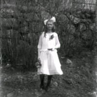 SLM X1839-78 - Porträtt på flicka i vit klänning
