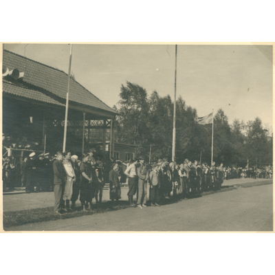 SLM P2018-0713 - Pojkracertävlingen i Nyköping år 1945. Prisutdelning vid Folkungavallen.