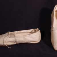 SLM 10630 2 - Vita skor av bomull, har tillhört Sofia Drake f. Löfvenius (1823-1892)